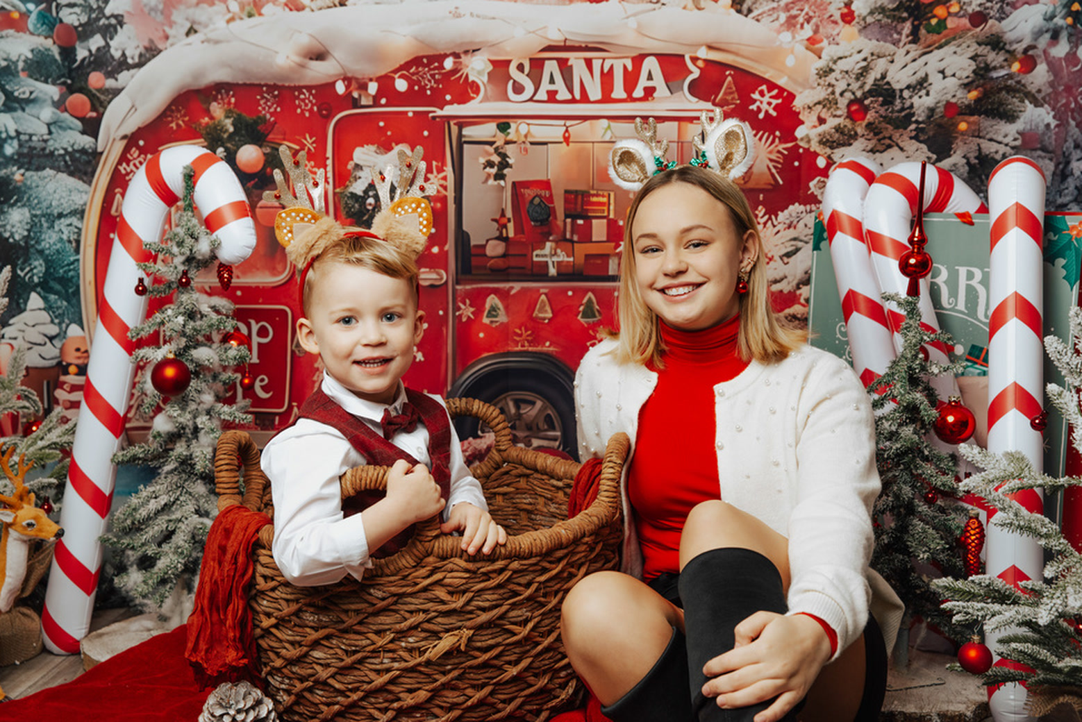 Familienportrait in Weihnachtskulisse